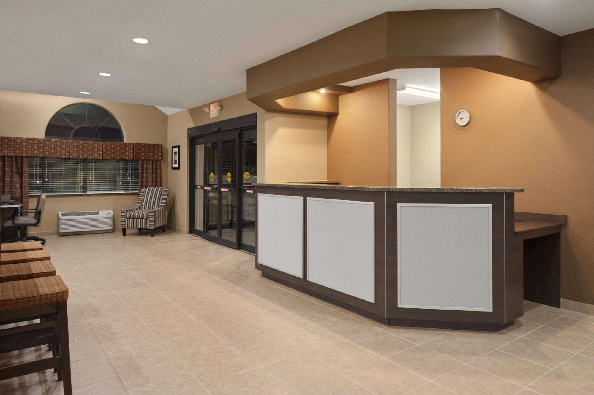 Garner Hotel Gonzales By Ihg Esterno foto